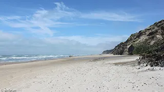 Strand in der Nähe von Narhval Poolhus