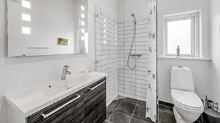 Badezimmer in Saunahus Søndervig