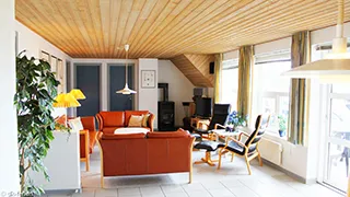 Wohnzimmer von Blavand Poolhaus