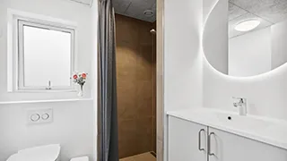 Badezimmer in Poolhus Tvismark