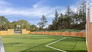 Gemeinschaftsspielfeld von Poolhus Aktivität