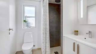 Badezimmer in Knasborg Poolhus
