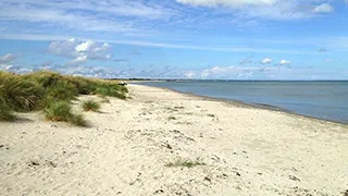 Strand in der Nähe von Knasborg Poolhus