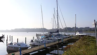 Hafen in der Nähe von Hejlsminde Bjælkehus