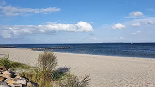 Strand in der Nähe von Feriehus Lærkemose