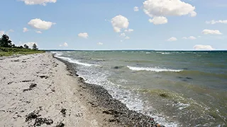 Strand in der Nähe von Sommerfugl Poolhus