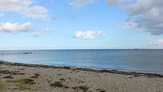 Strand in der Nähe von Mostergård Aktivhus