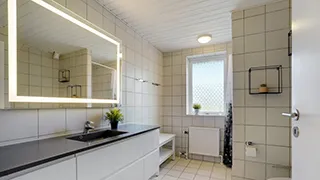 Badezimmer in Ahorn Poolhus