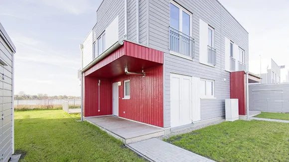 Außenansicht von Haus hart am Wind