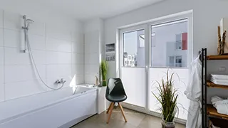 Badezimmer in Haus mit Strandkorb Idyll