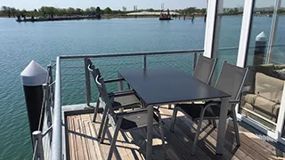 Terrasse von Höckerschwan Schwimmendes Haus