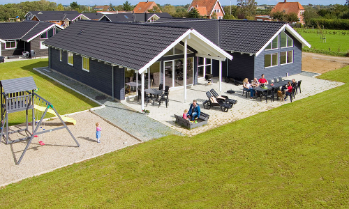 Blick auf großes Aktivitätshaus mit Spielgeräten im Außenbereich