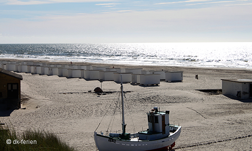 Strand von Lökken mit Badehäusern und Fischerboot