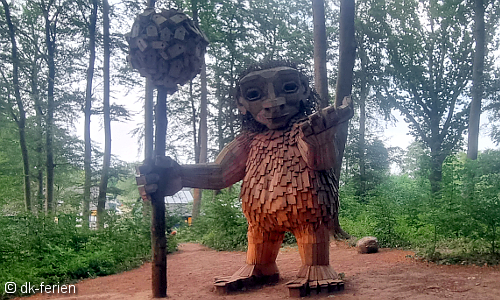 Blick auf den Holztroll mit Namen "Frie Vilje" von dem Künstler Thomas Dambo im Wald von Maribo