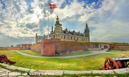 Blick auf das Kronborg Slot mit gehisster Dannebrog