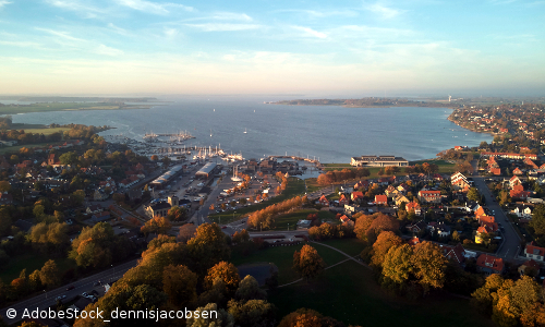 Blick über Roskilde mit Fjord und Marina