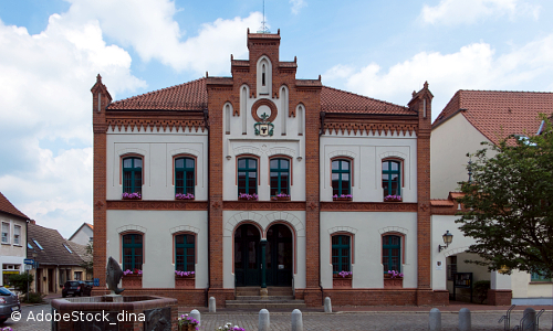 Blick auf das neogotische Rathaus von Krakow am See