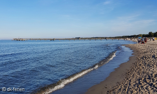 Ostseestrand mit Badebrücke von Boltenhagen