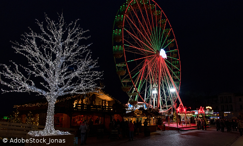 Schweriner Weihnachtsmarkt am Abend mit Riesenrad