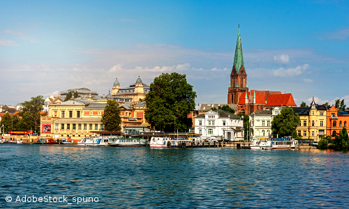 Blick auf Barkassen der "Weißen Flotte" auf dem Schweriner See, im Hintergrund der Schweriner Dom