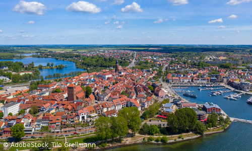 Luftbild von Waren an der Müritz mit der Altstadt im Vordergrund