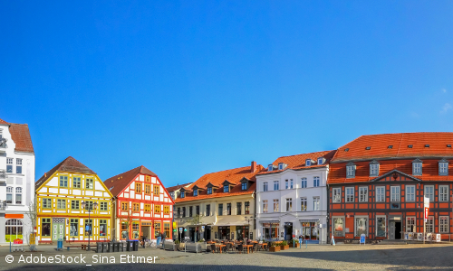 Blick auf den Neuen Markt, der historische Marktplatz von Waren