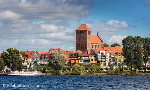 Blick auf die Georgenkirche in Warens Altstadt von der Wasserseite aus