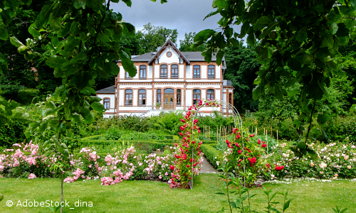 Blick auf historisches Hotel im Schaugarten am Tiefwarensee