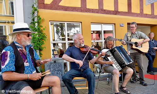 Straßenmusik im Zentrum von Svendburg