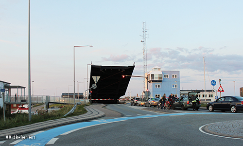 Klappbrücke Hvide Sande an der Hafeneinfahrt